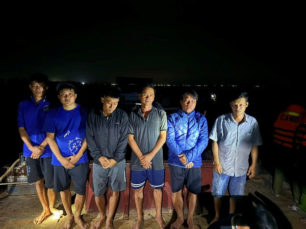 Các đối tượng khai thác cát trái phép.