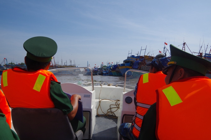 Bộ đội Biên phòng Tiền Giang phối hợp lực lượng chức năng tuần tra trên biển.