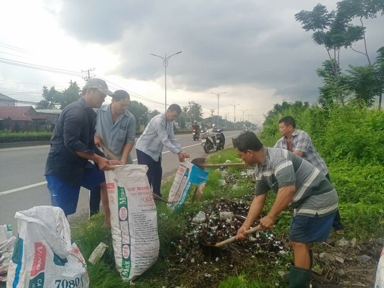 Thu gom dứt điểm vỏ chai bia bị vỡ.