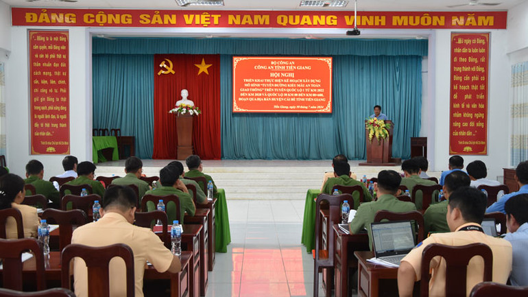 Lực lượng chức năng tỉnh Tiền Giang và địa phương triển khai mô hình tuyến đường kiểu mẫu an toàn về giao thông.