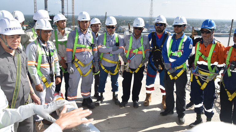 Lãnh đạo địa phương, cán bộ và công nhân đơn vị thi công trao đổi trước khi căng dây cáp đầu tiên cho cầu Rạch Miễu 2.