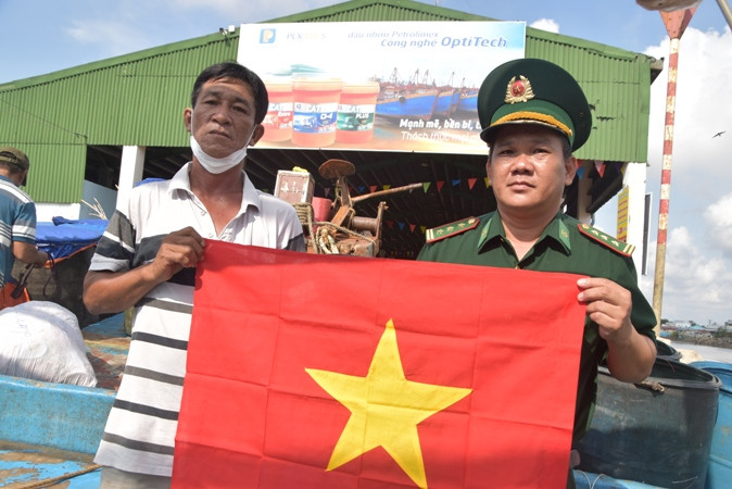 Bộ đội Biên phòng Tiền Giang trao cờ Tổ quốc kết hợp tuyên truyền đánh bắt thủy sản trên biển cho ngư dân. Bộ đội Biên phòng Tiền Giang trao cờ Tổ quốc kết hợp tuyên truyền đánh bắt thủy sản trên biển cho ngư dân.
