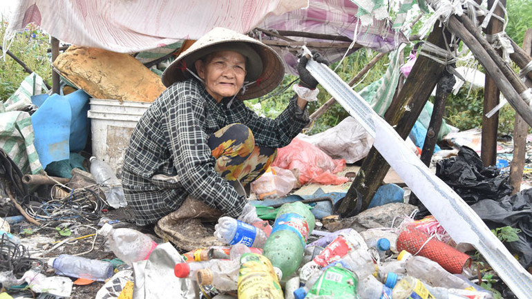 Bà Văn Thị Cúc đã lớn tuổi nhưng vẫn mưu sinh bằng việc nhặt rác để nuôi con, nuôi cháu.