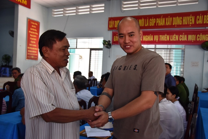 Gia đình bé T đến cám ơn anh Phan Quốc Huy.