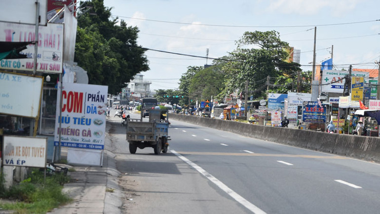 Đặt bảng quảng cáo lấn chiếm, xe chạy ngược chiều vẫn còn xảy ra trên tuyến đường kiểu mẫu an toàn giao thông này.
