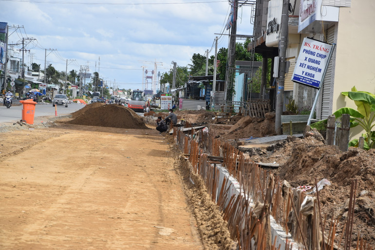 Một vài công nhân thi công cống thoát nước của dự án.