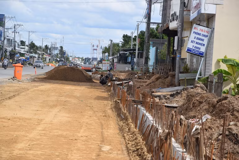 Một vài công nhân thi công cống thoát nước của dự án. Một vài công nhân thi công cống thoát nước của dự án.