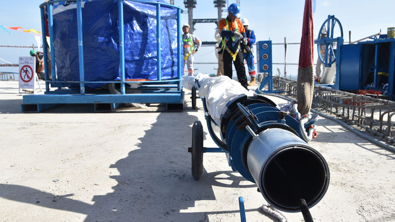 Cáp dây văng đầu tiên chuẩn bị căng lên.