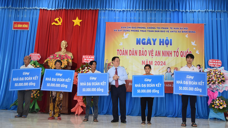 Đồng chí Nguyễn Trọng Nghĩa tặng 5 căn nhà đại đoàn kết cho hộ nghèo ở xã Bình Đông.