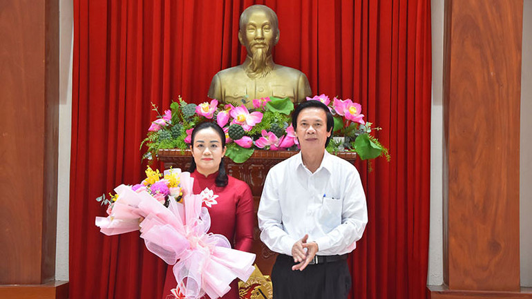 Bí thư Tỉnh ủy Tiền Giang Nguyễn Văn Danh trao hoa chúc mừng đồng chí Nguyễn Hải Trâm. Bí thư Tỉnh ủy Tiền Giang Nguyễn Văn Danh trao hoa chúc mừng đồng chí Nguyễn Hải Trâm.