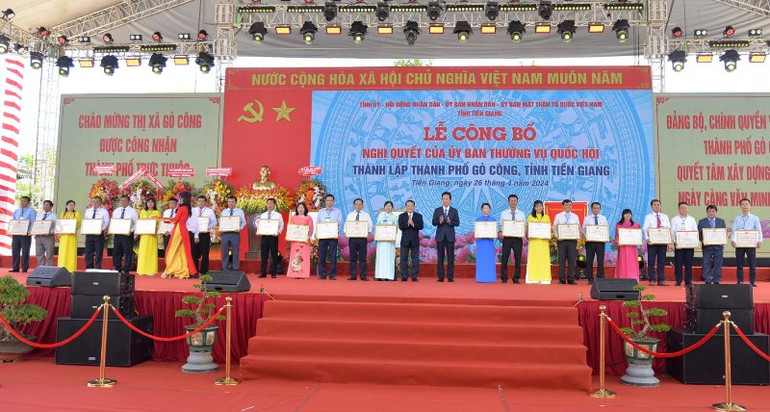 Trao Bằng khen của Ủy ban nhân dân tỉnh Tiền Giang cho các tập thể và cá nhân vì có thành tích trong xây dựng thành phố Gò Công. Trao Bằng khen của Ủy ban nhân dân tỉnh Tiền Giang cho các tập thể và cá nhân vì có thành tích trong xây dựng thành phố Gò Công.