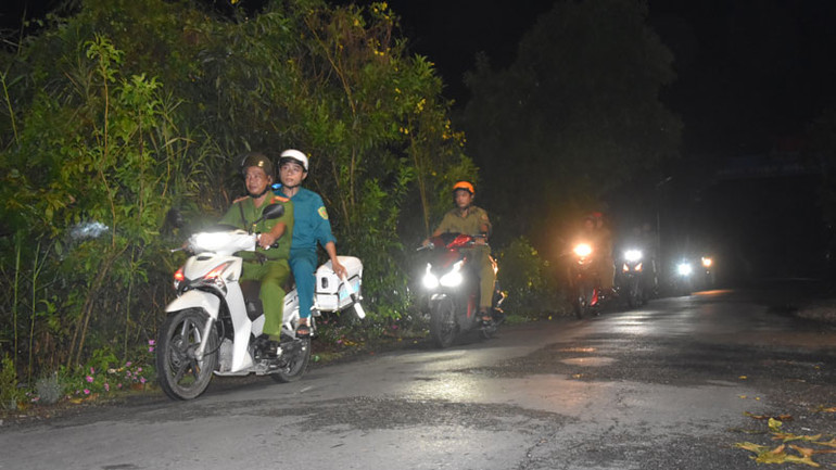 Công an xã Mỹ Hạnh Đông, thị xã Cai Lậy, tỉnh Tiền Giang tuần tra, kiểm soát nhằm bảo vệ bình yên cho nhân dân. Công an xã Mỹ Hạnh Đông, thị xã Cai Lậy, tỉnh Tiền Giang tuần tra, kiểm soát nhằm bảo vệ bình yên cho nhân dân.
