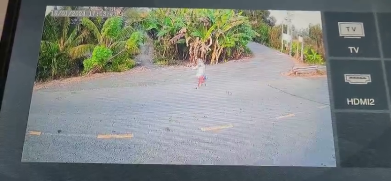 Camera quay lại ảnh phạm nhân Vương Trọng Hưng bỏ trốn.