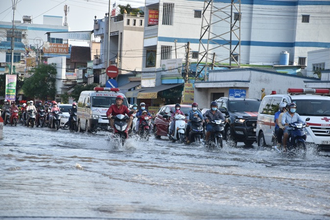 Nước ngập khá sâu tại Vòng xoay Trung Lương, thành phố Mỹ Tho (Tiền Giang) vào chiều 11/3.