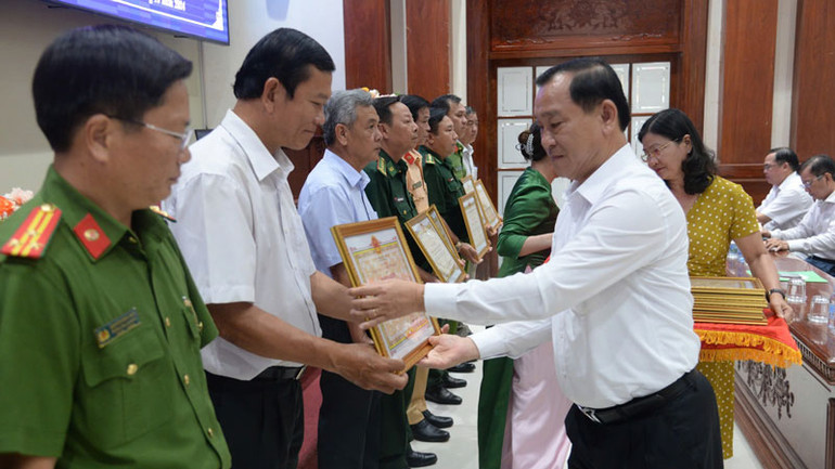 Tiền Giang khen thưởng cho các tập thể có thành tích chống khai thác cát trái phép. Tiền Giang khen thưởng cho các tập thể có thành tích chống khai thác cát trái phép.