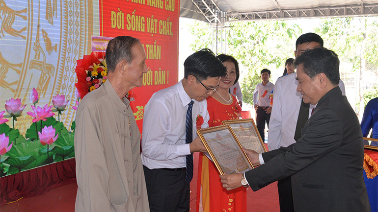 Trao Bằng khen của Ủy ban nhân dân tỉnh Tiền Giang cho các cá nhân có nhiều đóng góp xây dựng huyện Châu Thành đạt chuẩn nông thôn mới.