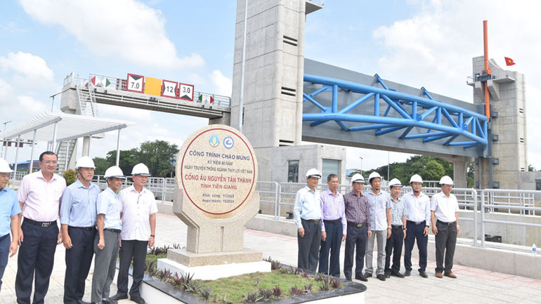 Bàn giao công trình cho tỉnh Tiền Giang quản lý và khai thác.