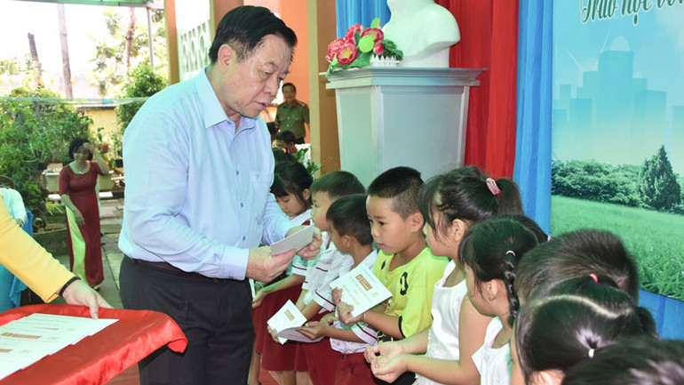 Đồng chí Nguyễn Trọng Nghĩa tặng học bổng cho các em học sinh Trường tiểu học phường 2, thành phố Gò Công.