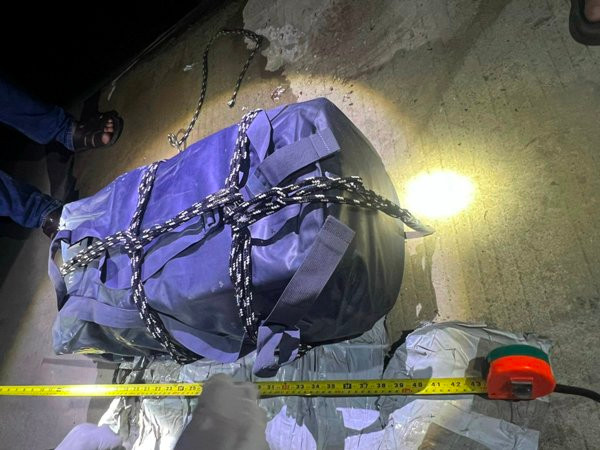 Bao bì nghi ma túy được người dân phát hiện và giao nộp cho cơ quan chức năng.