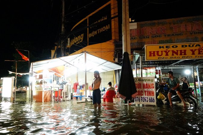 Người dân thành phố Mỹ Tho (Tiền Giang) ứng phó với đợt triều cường cao trong dịp Tết Giáp Thìn 2024 vừa qua.