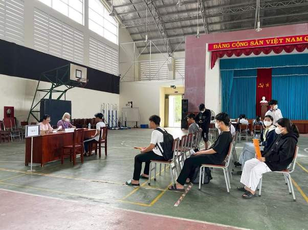 Thí sinh làm thủ tục dự thi vào Trường Trung học phổ thông Trương Định (thành phố Gò Công, Tiền Giang).