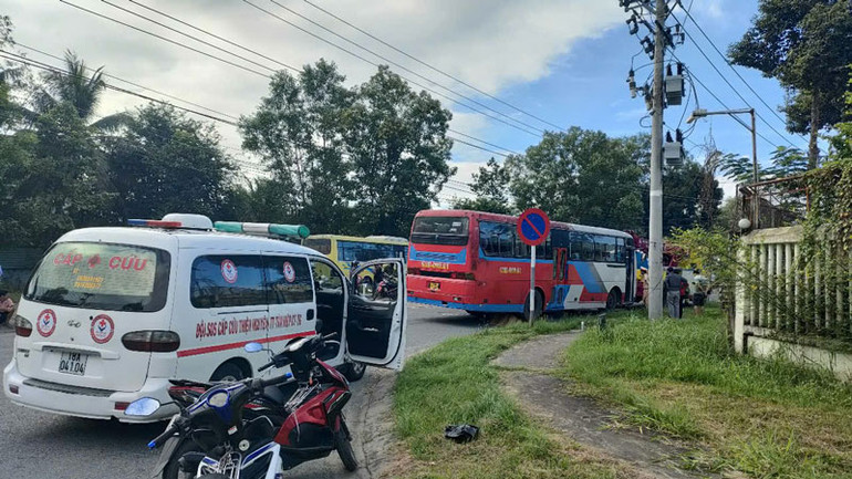 Hiện trường xe chở công nhân cán chết công nhân. Hiện trường xe chở công nhân cán chết công nhân.