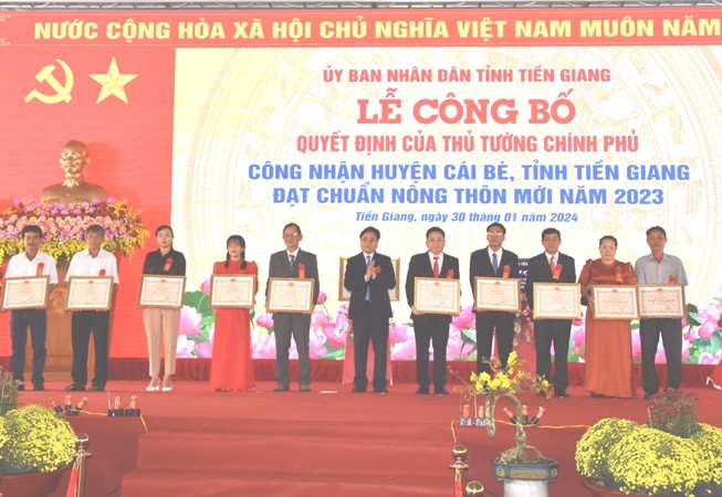 Tặng Bằng khen của Ủy ban nhân dân tỉnh Tiền Giang cho các cá nhân có nhiều đóng góp trong xây dựng huyện nông thôn mới.