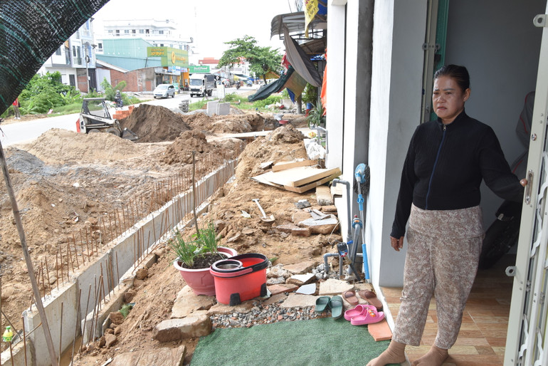 Bà Nguyễn Thị Nga cho biết dự án thi công chậm, ảnh hưởng đến việc buôn bán của bà.