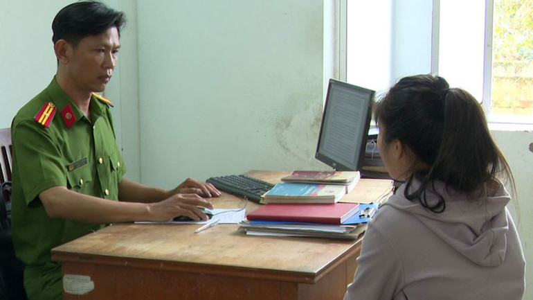 Đối tượng Trần Thị Ánh Ngân tại Cơ quan điều tra.