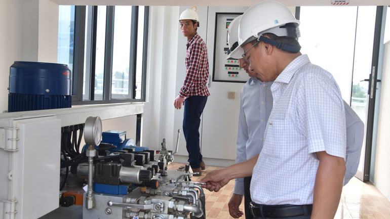 Vận hành đóng, mở cống.