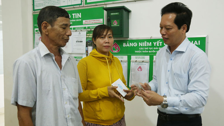 Phó Chủ tịch Ủy ban nhân dân tỉnh Tiền Giang Nguyễn Thành Diệu thăm hỏi, tặng quà cho gia đình chính sách. Phó Chủ tịch Ủy ban nhân dân tỉnh Tiền Giang Nguyễn Thành Diệu thăm hỏi, tặng quà cho gia đình chính sách.