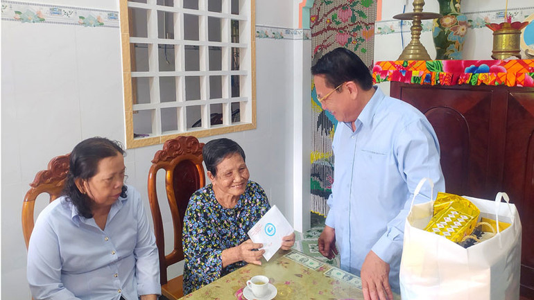 Lãnh đạo tỉnh Tiền Giang thăm hỏi, bày tỏ tình cảm sâu sắc với người có công với cách mạng. Lãnh đạo tỉnh Tiền Giang thăm hỏi, bày tỏ tình cảm sâu sắc với người có công với cách mạng.