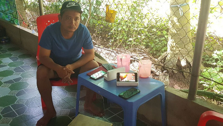 Một đối tượng đá gà qua mạng và tang vật tại hiện trường.