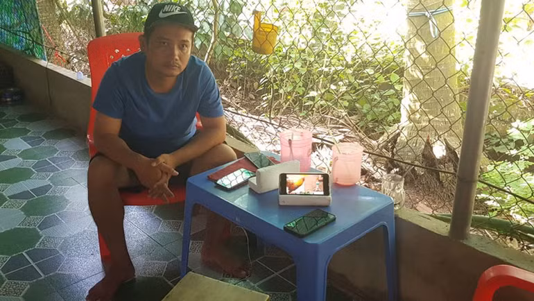 Một đối tượng đá gà qua mạng và tang vật tại hiện trường. Một đối tượng đá gà qua mạng và tang vật tại hiện trường.