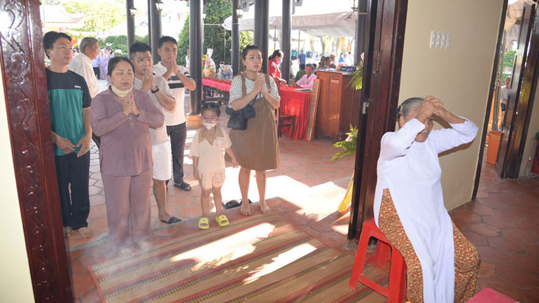 Người dân khắp nơi đến dâng hương tại Đền thờ Anh hùng dân tộc Trương Định, xã Gia Thuận, huyện Gò Công Đông (Tiền Giang).