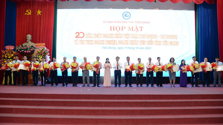 Lãnh đạo Tỉnh ủy, Ủy ban nhân dân tỉnh Tiền Giang trao Bằng chứng nhận cho các doanh nghiệp, doanh nhân tỉnh Tiền Giang tiêu biểu. Lãnh đạo Tỉnh ủy, Ủy ban nhân dân tỉnh Tiền Giang trao Bằng chứng nhận cho các doanh nghiệp, doanh nhân tỉnh Tiền Giang tiêu biểu.