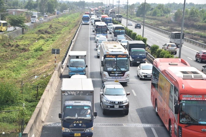 Xe ùn ứ hướng Trung Lương-Thành phố Hồ Chí Minh.