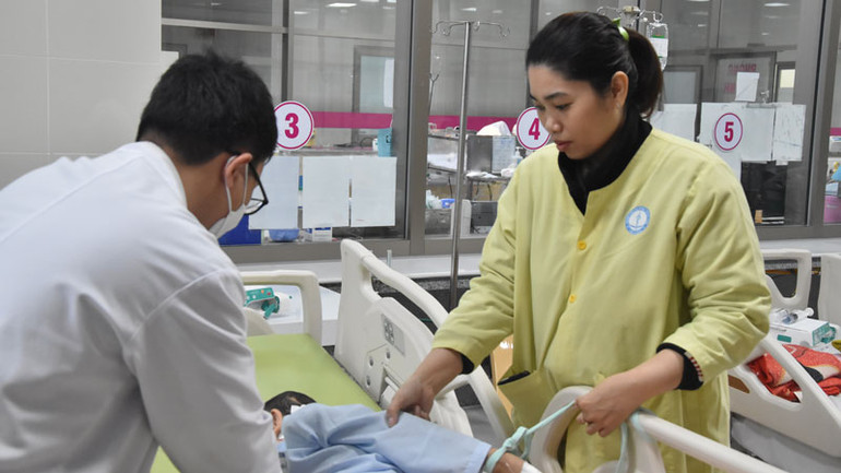 Bác sĩ Võ Nhựt Thường chăm sóc cho bé T., con chị Dựa.