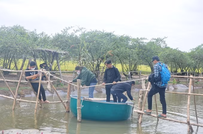 Tham quan du lịch nông thôn tại huyện Gò Công Đông (Tiền Giang).