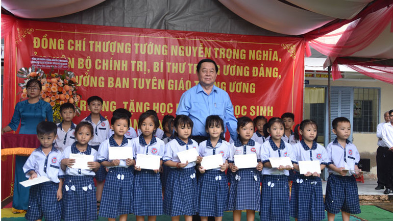 Đồng chí Nguyễn Trọng Nghĩa tặng học bổng cho học sinh nghèo hiếu học.