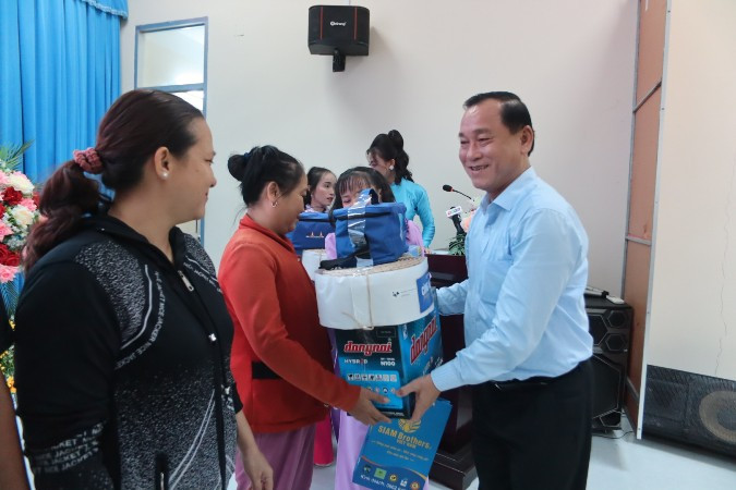 Chủ tịch Ủy ban nhân dân tỉnh Tiền Giang Nguyễn Văn Vĩnh tặng quà cho ngư dân.