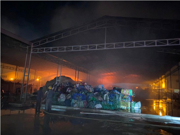 Lực lượng tại chỗ tích cực chữa cháy.