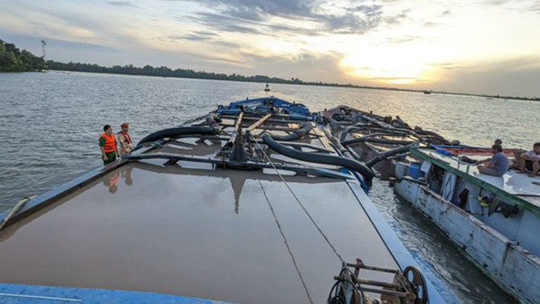 Lực lượng công an phối hợp ngành chức năng phát hiện và xử lý trường hợp khai thác cát trái phép trên địa bàn tỉnh Tiền Giang.