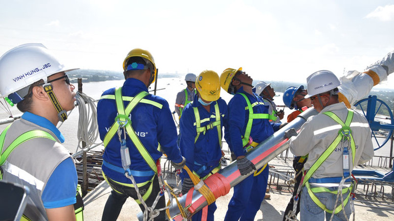 Dây cáp đầu tiên được cán bộ và công nhân đơn vị thi công căng lên.