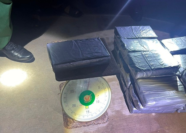 Lực lượng chức năng kiểm đếm các gói nghi ma túy trôi dạt vào bờ biển Gò Công.