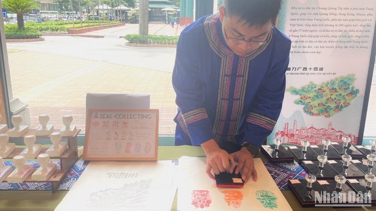 Giới thiệu nét văn hóa đặc sắc tại chương trình “Trà hài hòa thế giới-Nhã tập 2025”.