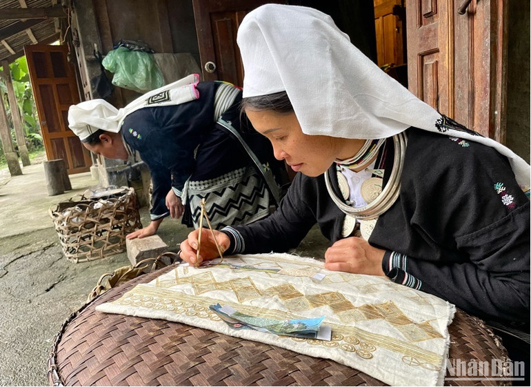 Khuôn tre để in hoa văn sáp ong.