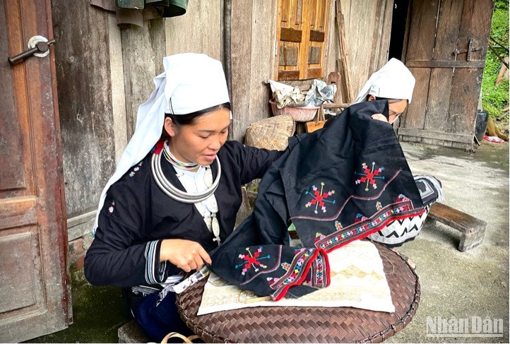 Khăn thêu là sản phẩm du lịch.