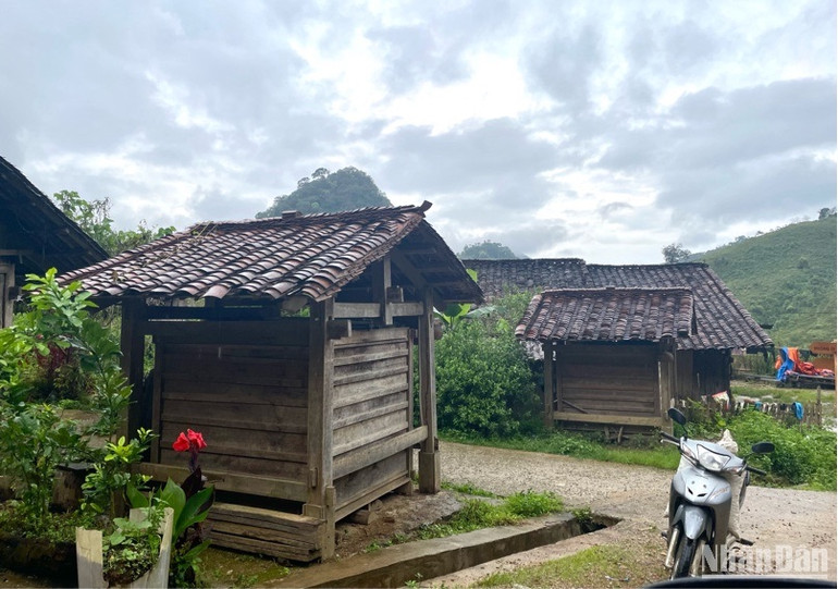 Kho chứa thóc trước nhà của người Dao Tiền.