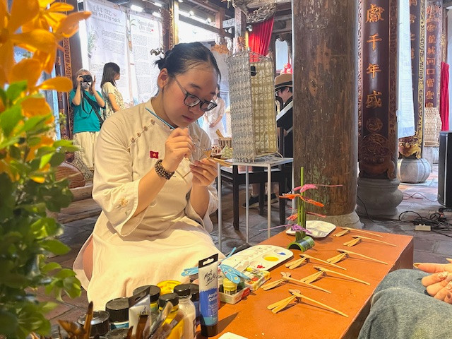 Bạn trẻ trải nghiệm workshop trang trí chuồn chuồn tre